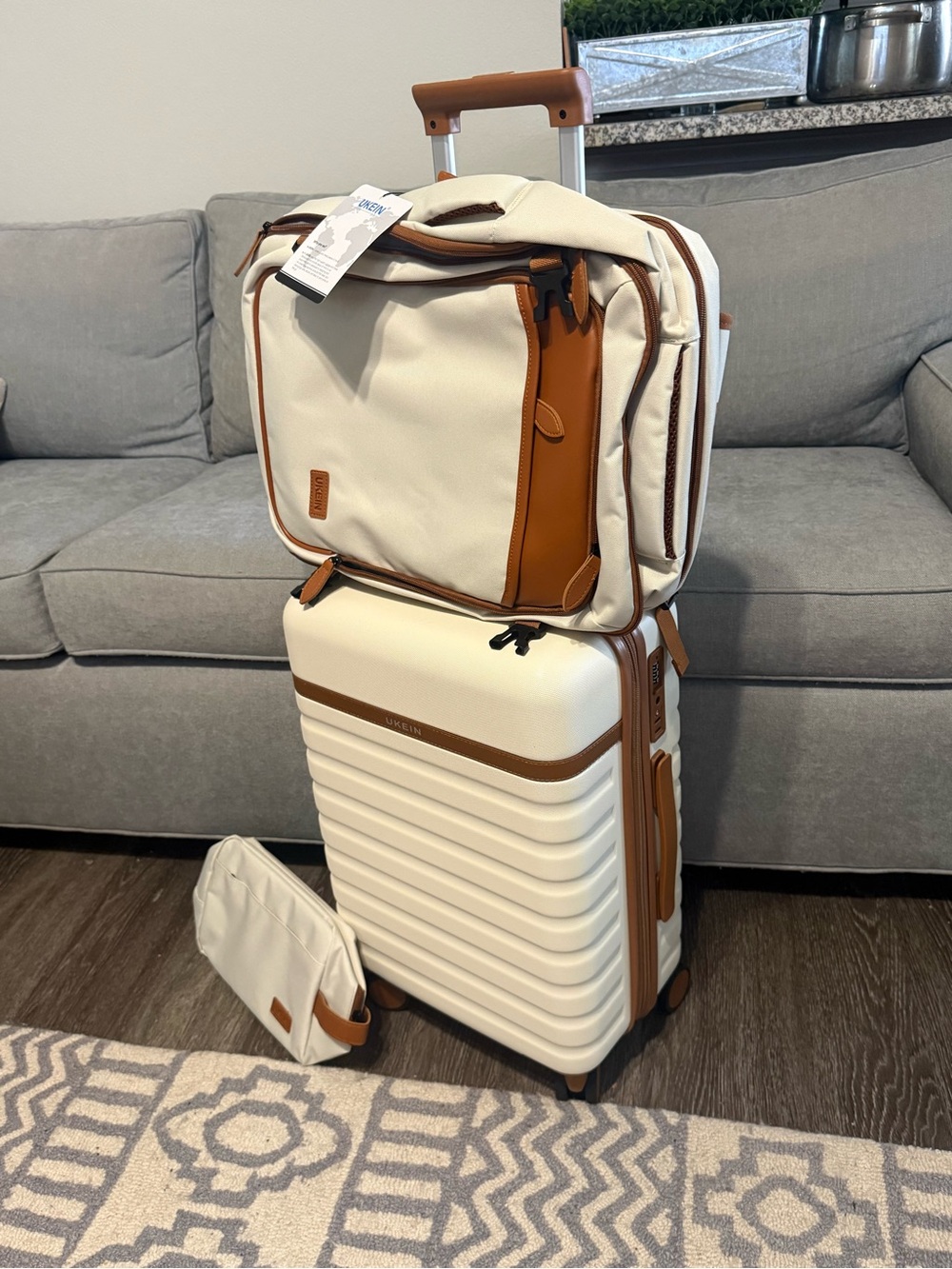 Carry on luggage set _ airport approved wheel spinner